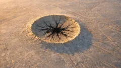 Spinnenmuster auf Europa: Was der Manannán-Krater über salzige Reservoire verraten könnte