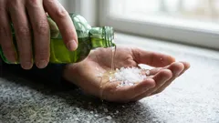 Geschirrspülmittel mit Salz mischen. Das Ergebnis ist unglaublich.