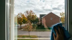 Fenster streifenfrei putzen: mit Essig, Spüli und Rakel in 20–30 Minuten zu klarem Glas